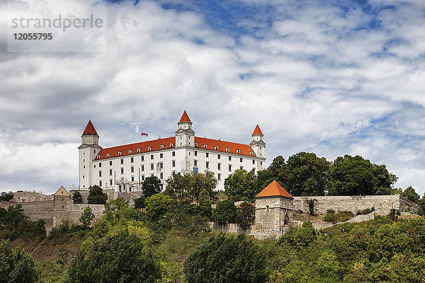 Slowakei  Bratislava  Burg Bratislava auf dem Hügel der Kleinen Karpaten