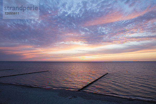 Deutschland  Mecklenburg-Vorpommern  Nienhagen  Abendhimmel über der Ostsee