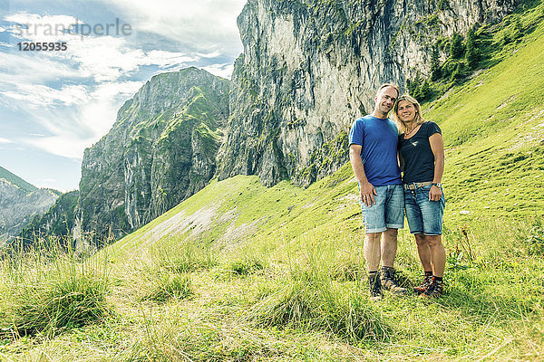 Deutschland  Bayern  Pfronten  Portrait des glücklichen Paares auf der Alm bei Aggenstein