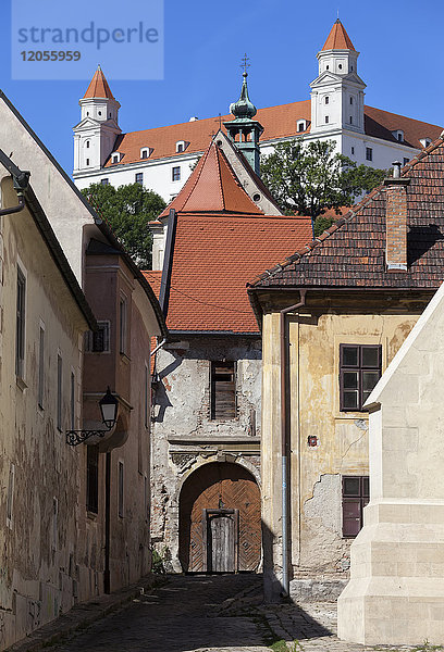 Slowakei  Bratislava  Altstadthäuser mit Bratislavaer Burg darüber