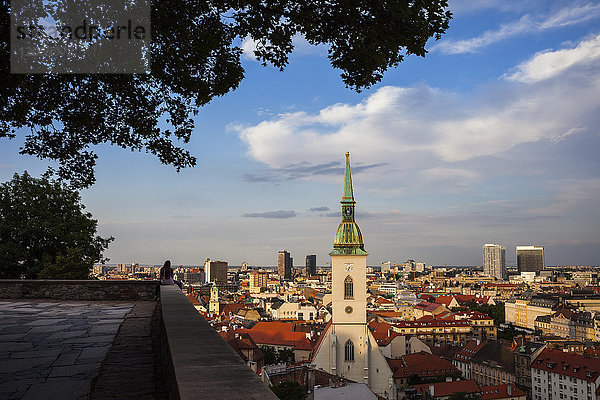 Slowakei  Bratislava  Stadtlandschaft bei Sonnenuntergang mit St. Martinsdom von der Bergterrasse aus