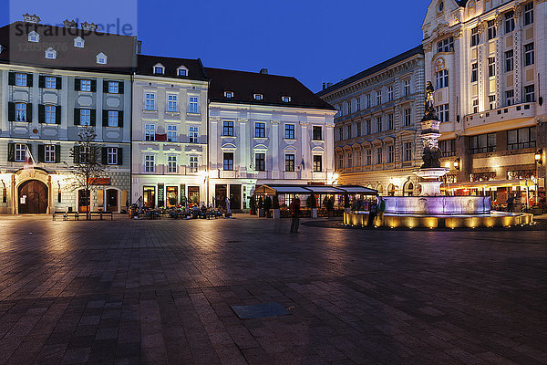 Slowakei  Bratislava  Altstadt  Hauptplatz bei Nacht