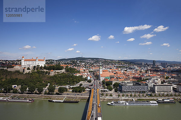 Slowakei  Bratislava  Blick über die Stadt an der Donau mit Burg Bratislava