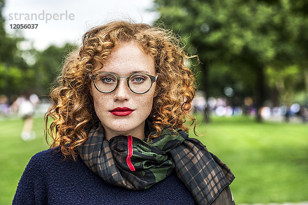 Porträt einer rothaarigen jungen Frau mit Brille