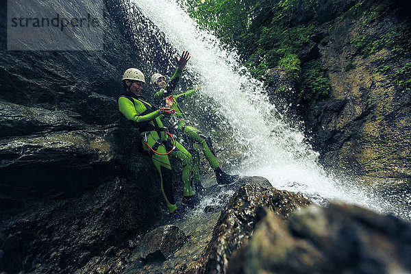 Deutschland  Bayern  Allgäu  junges Paar Canyoning im Ostertal