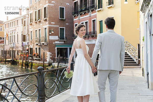 Italien  Venedig  glückliches Brautpaar geht Hand in Hand