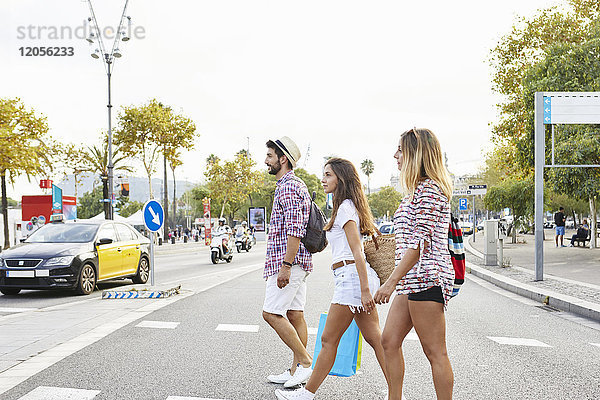 Drei Freunde überqueren eine Straße