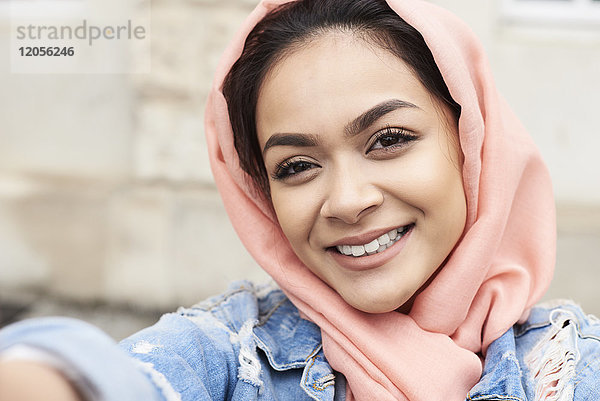 Selbstbildnis einer jungen Frau mit Hijab