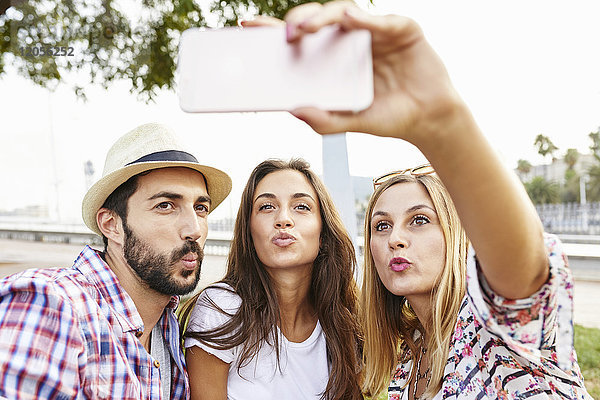 Drei Freunde  die einen Selfie schmollen.