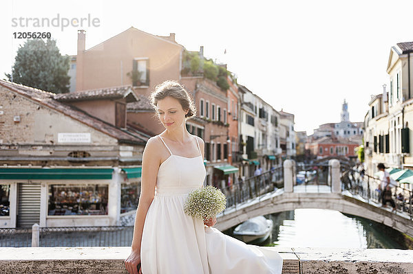 Italien  Venedig  lächelnde Braut mit Brautstrauß
