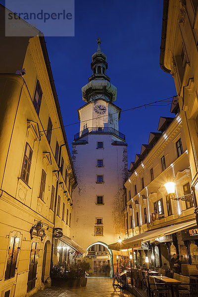 Slowakei  Bratislava  Altstadt  Michaels Tor und Turm bei Nacht in der Michalska Straße
