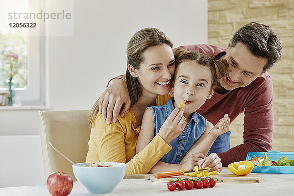 Glückliche Familie zu Hause bei der Zubereitung gesunder Speisen