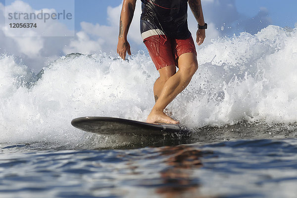 Indonesien  Bali  Surferbeine auf einer Welle