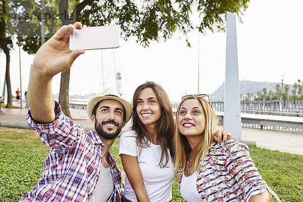 Drei Freunde  die einen Selfie im Park nehmen.