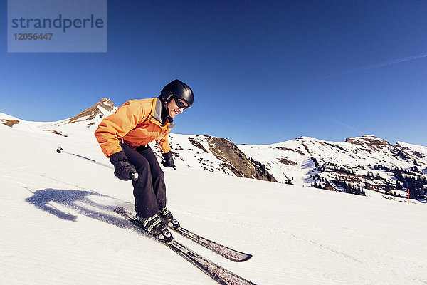 Österreich  Damuels  Frau Skifahren in der Winterlandschaft
