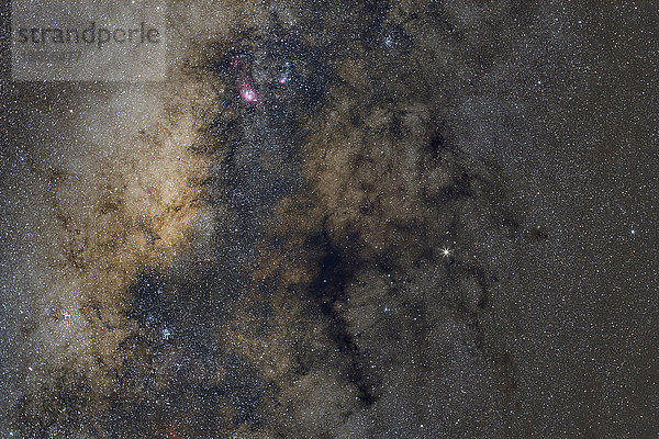 Namibia  Region Khomas  bei Uhlenhorst  Astrofoto  Zentrum der Milchstraße (Galaktisches Zentrum) mit M8  schweren Staubnebeln und dem Planeten Saturn