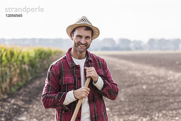 Porträt eines selbstbewussten Bauern auf dem Feld