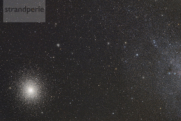 Namibia  Region Khomas  bei Uhlenhorst  Astrofoto des Kugelhaufens 47 Tuc (NGC 104) und seiner benachbarten Spiralgalaxie Small Magellanic Cloud (SMC  NGC 292) mit einem Teleskop