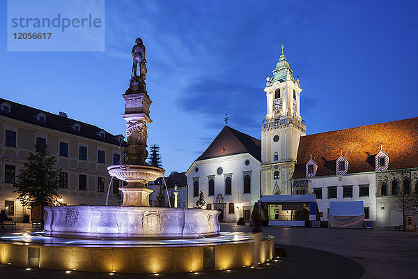 Slowakei  Bratislava  Altstadt  Rolandbrunnen und Rathaus bei Nacht auf dem Hauptplatz