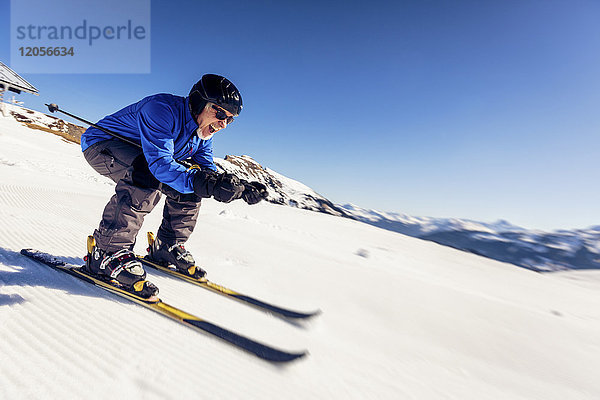 Österreich  Damuels  glücklicher Senior Skifahrer in der Winterlandschaft