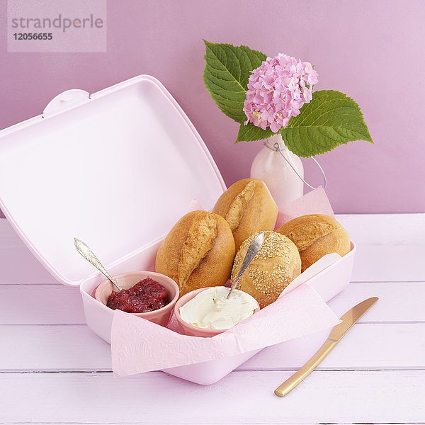 Lunchbox mit Brötchen  Marmelade und Frischkäse