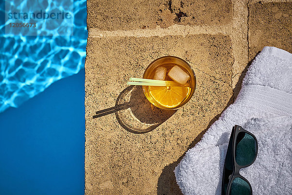 Glas Crodino  Sonnenbrille und Handtuch am Pool