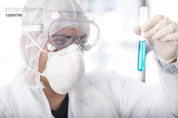 Wissenschaftler im Labor mit Reagenzglas