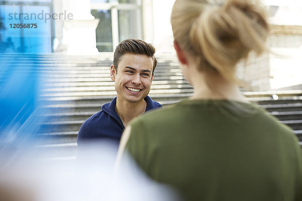 Porträt eines glücklichen jungen Mannes von Angesicht zu Angesicht mit seiner Freundin