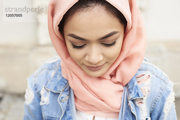 Nahaufnahme einer jungen Frau in Hijab mit Blick nach unten