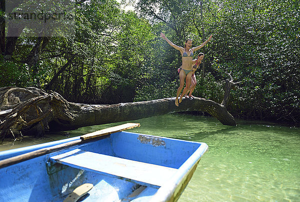 Dominikanische Republik  Samana  zwei Frauen beim Sprung ins Wasser in einer Mangrovenlagune