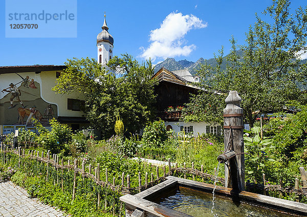 Deutschland  Oberbayern  Garmisch-Partenkirchen  Polznkasparhaus mit Bauerngarten