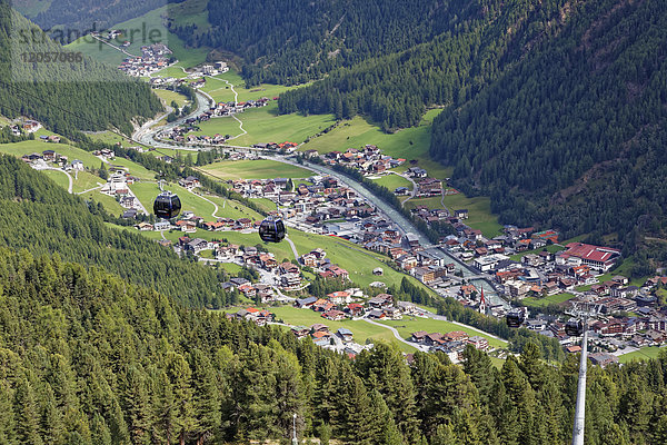 Österreich  Tirol  Ötztal  Blick auf Sölden und Gaislachkogelbahn