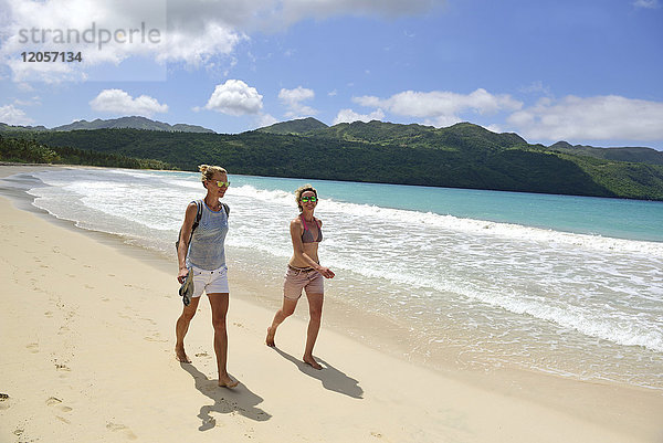 Dominikanische Republik  Samana  zwei Frauen  die am Strand spazieren gehen