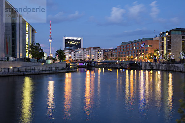 Deutschland  Berlin  Blick auf Marie-Eisabeth-Lüders-Gebäude  Fernsehturm und ARD-Hauptstadtstudio