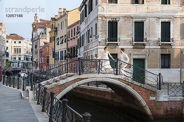 Italien  Venedig  Brautpaar läuft auf kleiner Brücke