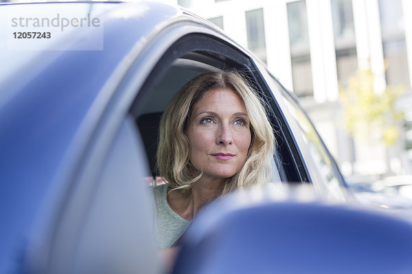 Porträt einer Frau im Auto  die zur Seite schaut