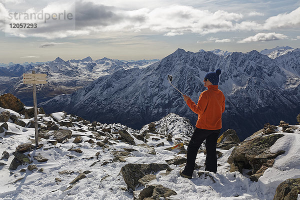 Österreich  Tirol  Ötztal  Sölden  Frau mit Selfie Stick am Gaislachkogel