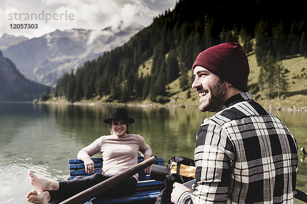 Österreich  Tirol  Alpen  glückliches Paar im Ruderboot auf dem Bergsee