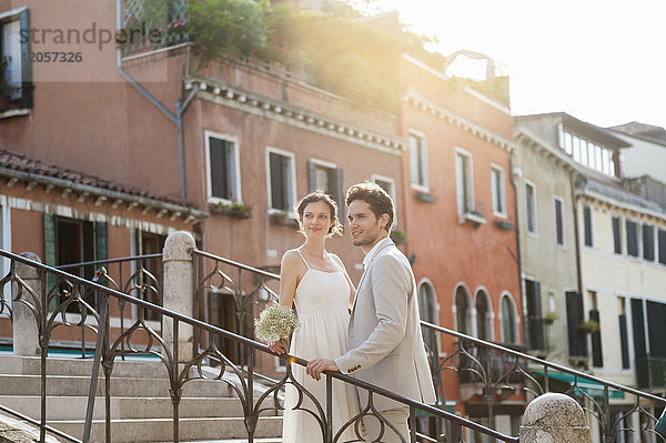 Italien  Venedig  Brautpaar bei Sonnenaufgang auf der Treppe stehend
