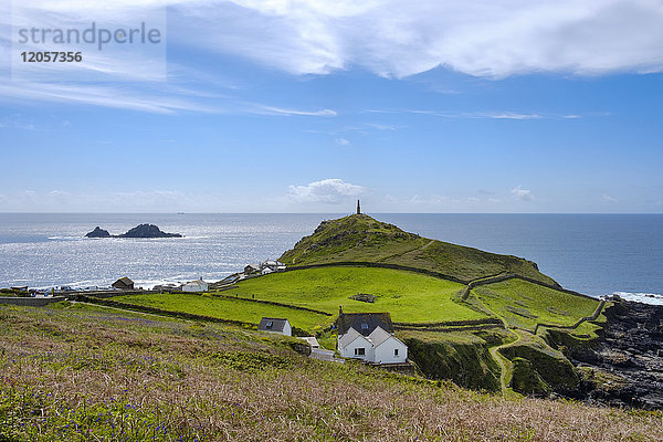 UK  Cornwall  Cape Cornwal mit den Brisonsinseln im Hintergrund