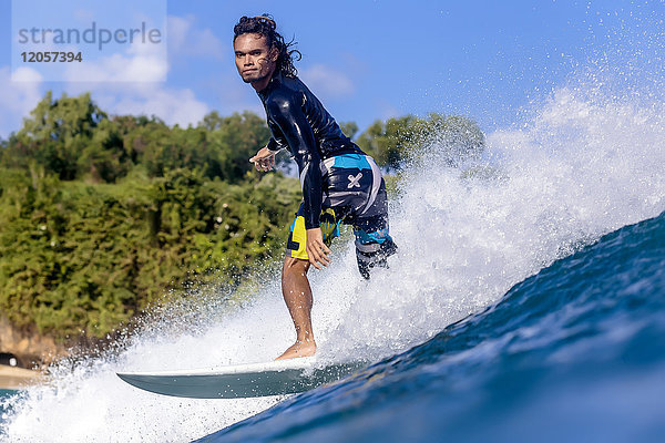 Indonesien  Bali  Mann beim Surfen