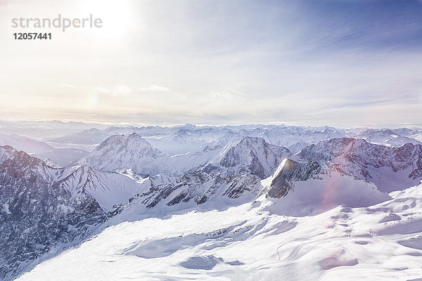 Deutschland  Bayern  Blick von der Zugspitze auf das Wettersteingebirge