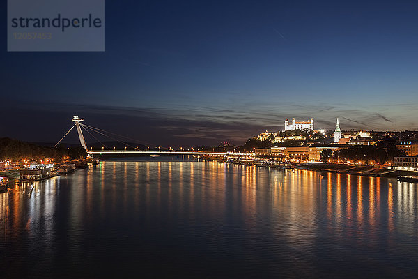 Slowakei  Bratislava  Stadtbild von der Donau bei Nacht