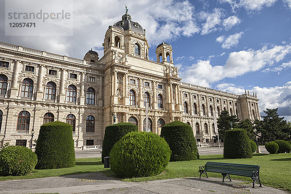 Österreich  Wien  Blick auf das Naturkundemuseum mit Tritonbrunnen im Vordergrund