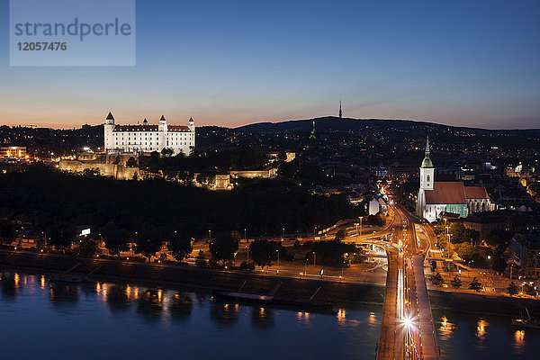 Slowakei  Bratislava  Stadt in der Abenddämmerung mit beleuchteter Bratislavaer Burg und St. Martinsdom