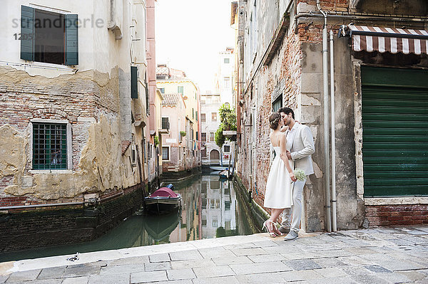 Italien  Venedig  küssendes Brautpaar