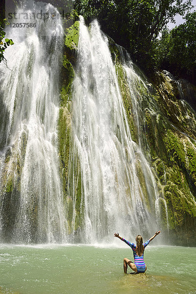 Dominikanische Republik  Samana  Frau bewundert riesigen Wasserfall