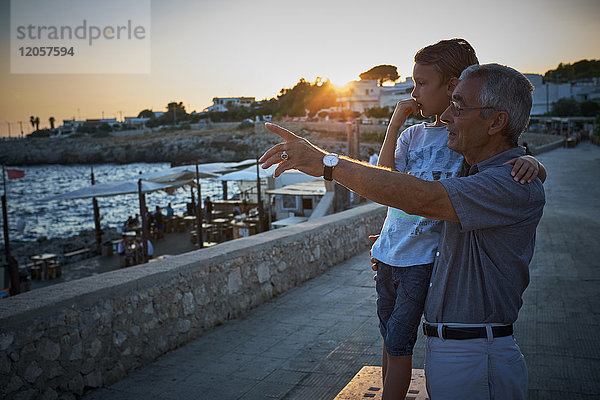 Italien  Santa Caterina  Großvater und Enkel mit Blick auf den Sonnenuntergang