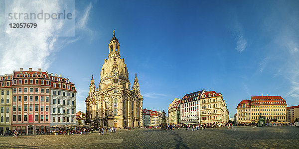 Deutschland  Dresden  Panoramablick auf Neumarkt mit Frauenkirche