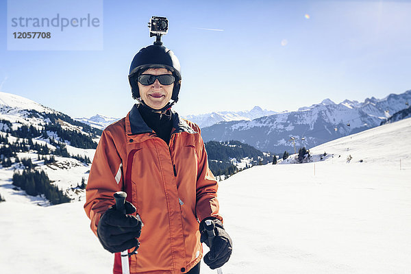 Österreich  Damuels  Skifahrer mit Action-Cam in Winterlandschaft
